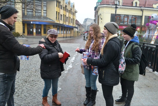 Halina Podziewska, Arleta Stekla, Nikola Stekla i Jonasz Bujok kwestują w centrum Bielska-Białej.
