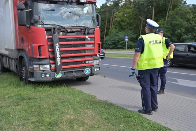 Kierowca ciężarówki zjechał z drogi na chodnik, ścinając znaki. Był nieprzytomny, ale udało się przywrócić mu funkcje życiowe