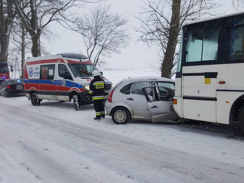 Autobus szkolny po zderzeniu z autem osobowym koło Barwic