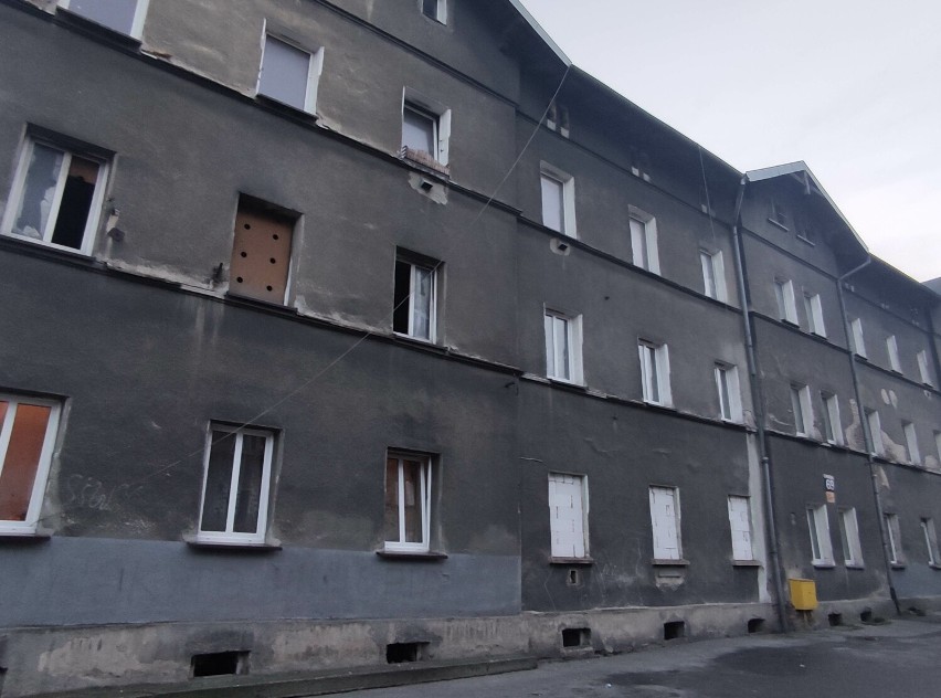 Budynek z piekła rodem na Dolnym Śląsku. Znają go służby, a jego mieszkańcy walczą z żywiołami