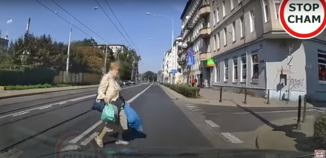 O włos od tragedii na drodze. Takie sceny to niestety codzienność we Wrocławiu