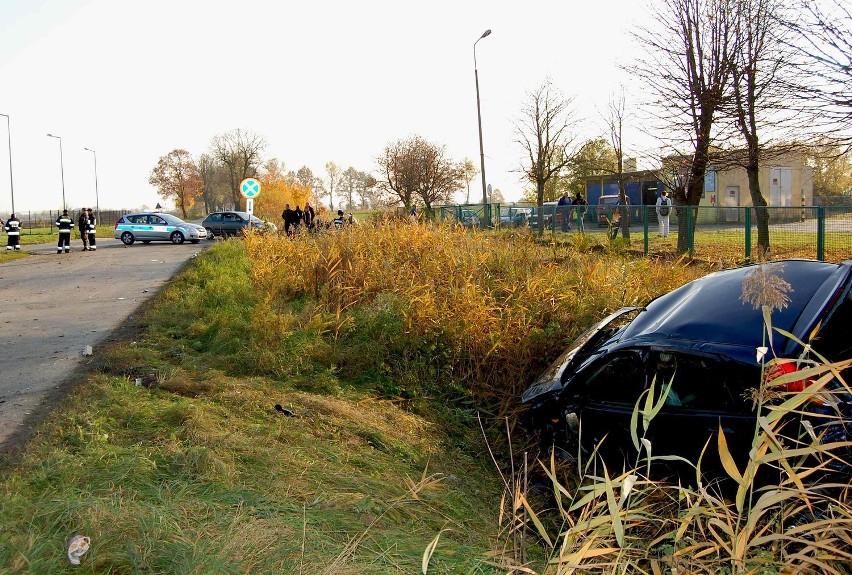 Auto dachowało na drodze między Kmiecinem a Nowym Dworem Gdańskim