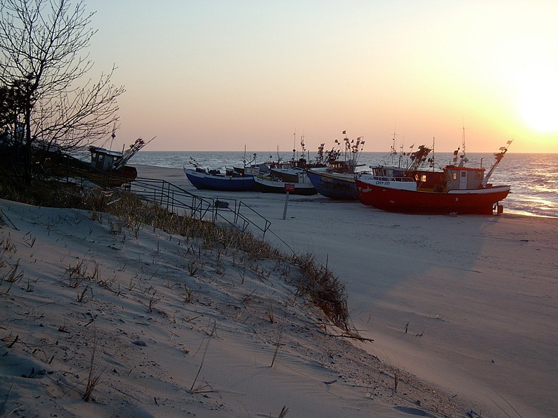 Szeroką i piaszczystą plażę po zachodniej stronie otaczają...