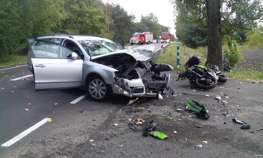 Groźny wypadek w powiecie wieluńskim. Osobówka zderzyła się z motocyklem. Trzy osoby ranne [FOTO]