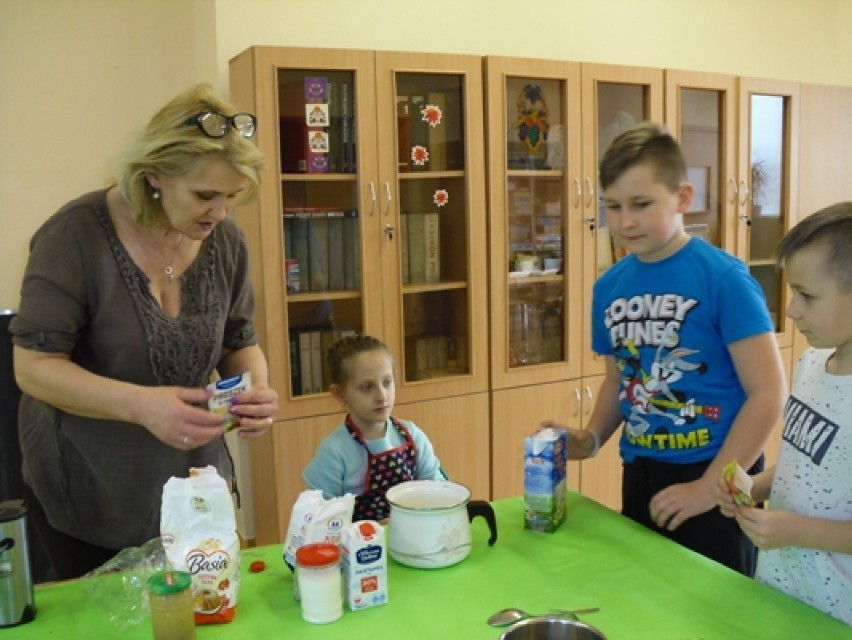 Dzieci w Kobiernie przygotowały pod okiem pań pyszne gofry