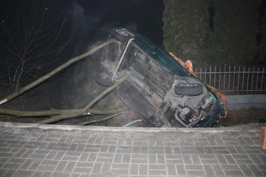 Śmiertelny wypadek w Brzeszczach. Zginął 35-letni kierowca peugeota.
