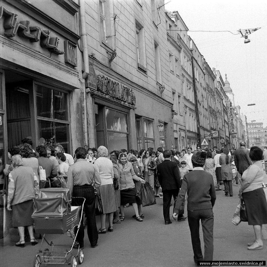 Za czym ta kolejka stoi? Sklepy w Świdnicy latach 70. i 80. Tu robili zakupy świdniczanie. Wyjątkowe zdjęcia! 