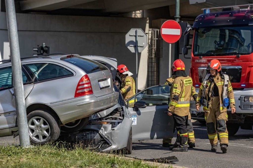 Kraków. Na skrzyżowaniu ulic Kuklińskiego i Nowohuckiej doszło do kolizji dwóch samochodów