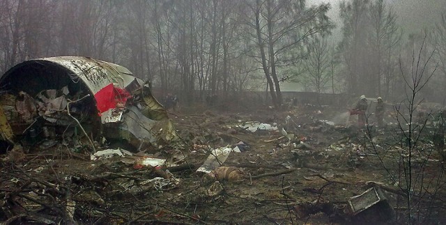 Szczątki rozbitego Tu-154M w Smoleńsku tuż po katastrofie (http://commons.wikimedia.org/wiki/File:Katastrofa_w_Smole%C5%84sku.jpg)