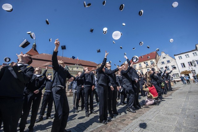 Koniec kwietnia to tradycyjnie czas uroczystych pożegnań maturzystów.