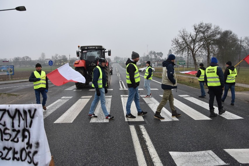 Rolnicy protestują w Osjakowie. Kierowcy muszą liczyć się z utrudnieniami przy przejazdach na przejściach dla pieszych ZDJĘCIA