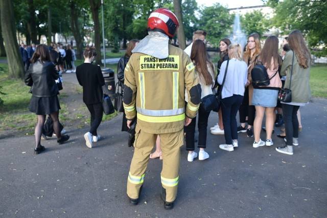 Alarm bombowy w III LO w Lesznie. Ze szkoły ewakuowano wszystkich pracowników, którzy byli już w salach i czekali na uczniów. Maturzyści byli zdezorientowani.
Przejdź do kolejnego zdjęcia --->