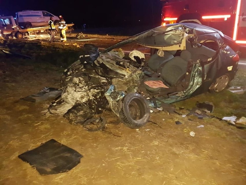 Wypadek na krajowej 45 w Żużeli. Nie żyje 28-letni kierowca osobowego peugeota