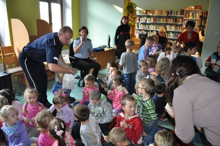 Policjanci uczyli dzieci bezpiecznego poruszania się po...