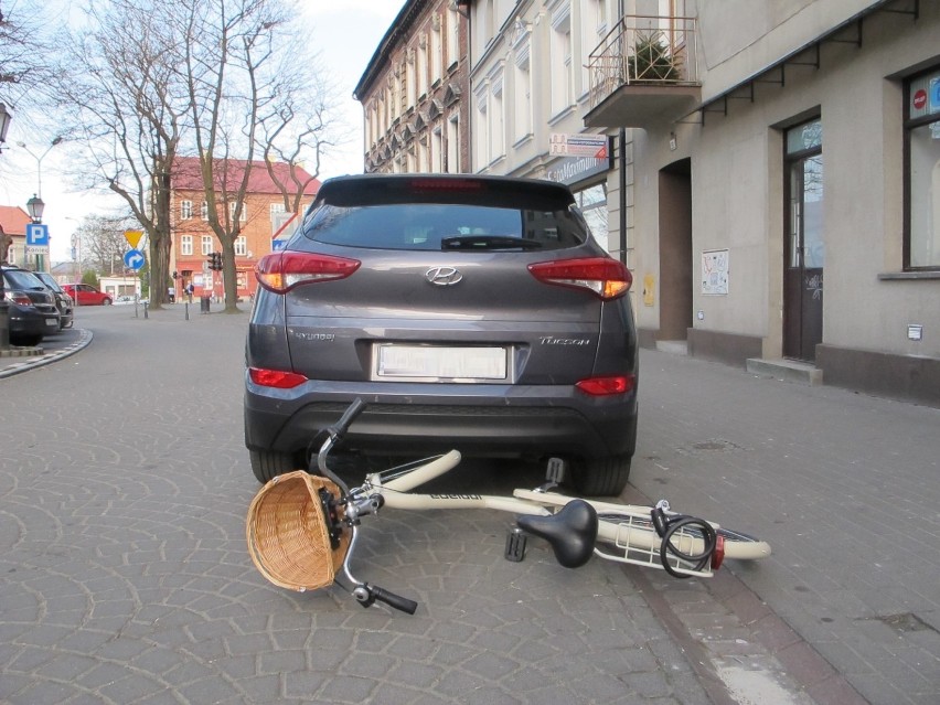 Oświęcim. Kierowca potrącił rowerzystkę. Kobietę zabrało pogotowie [ZDJĘCIA]