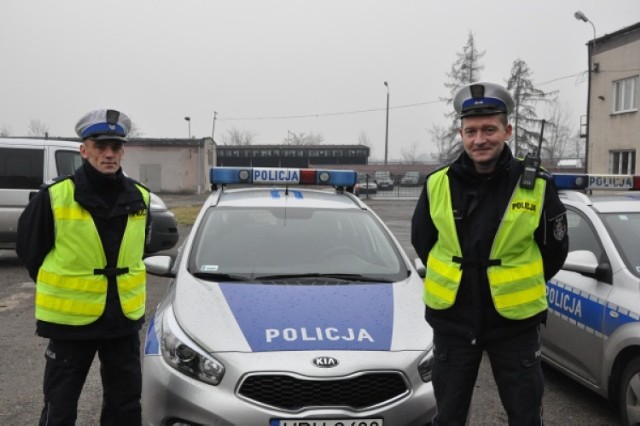 Policjanci kaliskiej drogówki: asp. Radosław Hofmann i sierż. szt. Robert Paszczyński uratowali zawałowca.