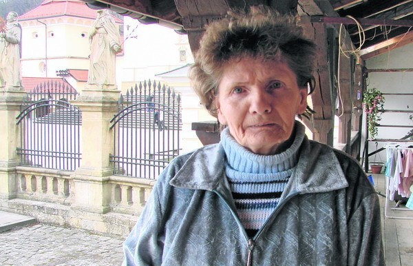 Pani Irena mieszka w domu sąsiadującym z klasztorem w Kalwarii. Wierzy w magię tego miejsca