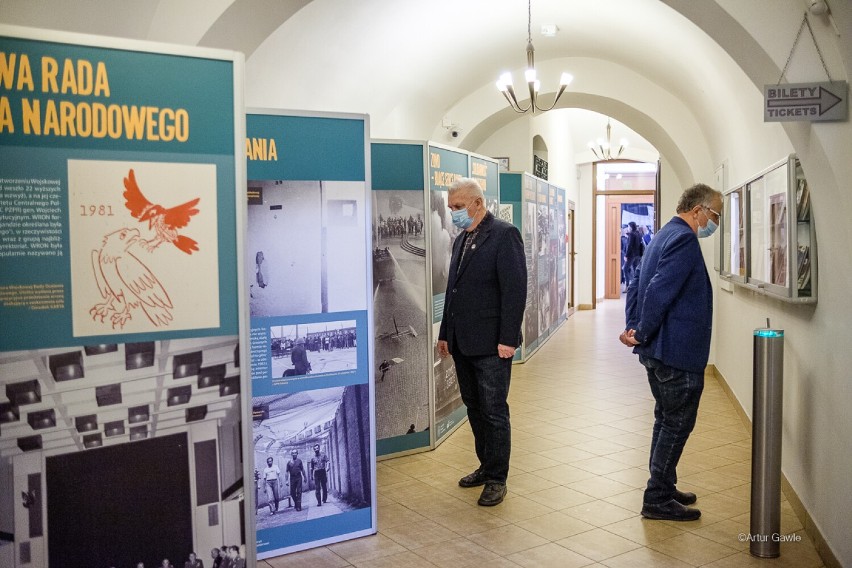 Unikalna wystawa w Tarnowie upamiętniająca 40. rocznicę wprowadzenia stanu wojennego. Czuć klimat tamtych lat [ZDJĘCIA]