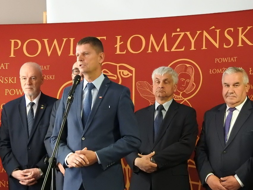 Miliony dla regionu z Polskiego Ładu. Samorządowcy odebrali symboliczne czeki