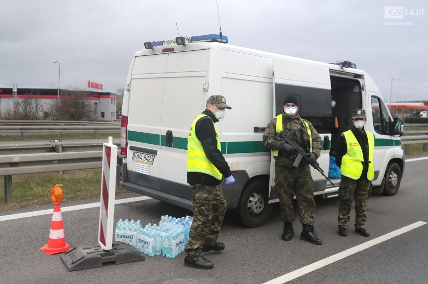 Z kanapkami dla kierowców. Służby mundurowe spieszą z pomocą stojącym w zatorze [ZDJĘCIA]