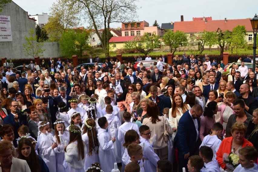 Pierwsza Komunia Święta (2022) w Rawiczu. Dzieci ze Szkoły Podstawowej nr 3 przystąpiły do sakramentu [ZDJĘCIA - 08.05.2022]