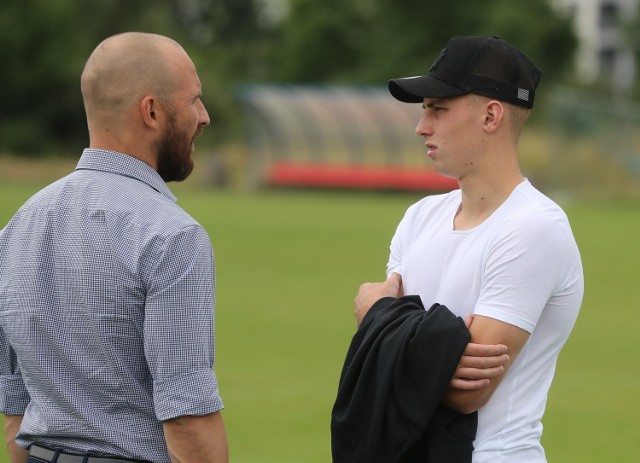 Maciej Stolarczyk (z lewej) podczas pogawędki z Jakubem Piotrowskim, który latem został sprzedany z Pogoni do Genk.