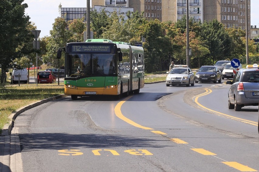 Kilkusetmetrowy buspas na ulicy Słowiańskiej, stworzony z...