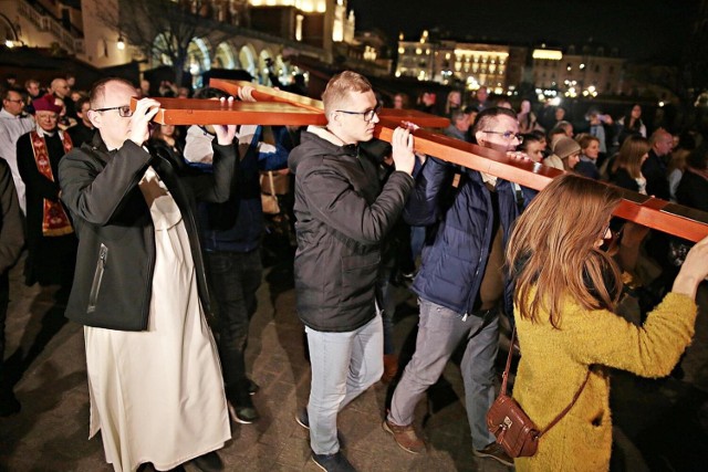 Akademicka Droga Krzyżowa ulicami Starego Miasta jest już od dziesiątek lat wpisana w życie duchowe Krakowa.