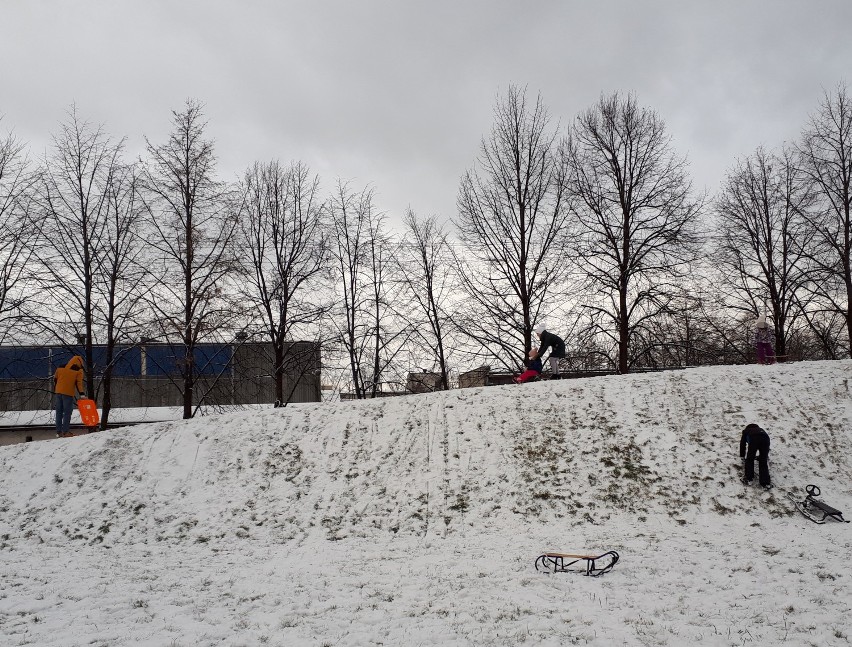 Wreszcie sypnęło śniegiem. Dzieci w Jaśle mają frajdę, mogą pojeździć na sankach [ZDJĘCIA]