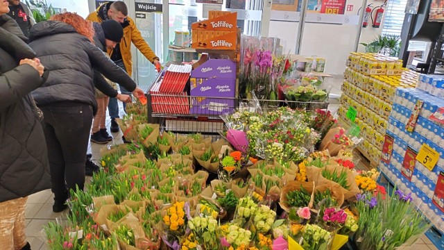 Dzień Kobiet w Zduńskiej Woli. Kwiaty w marketach idą jak woda