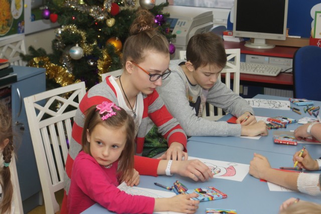 Szpital w Kaliszu. Mikołaj przyniósł prezenty małym pacjentom