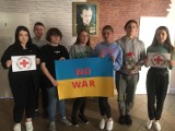 Uczniowie z Ostrówka Solidarni z Ukrainą. Ile pieniędzy zebrali ze sprzedaży babeczek?