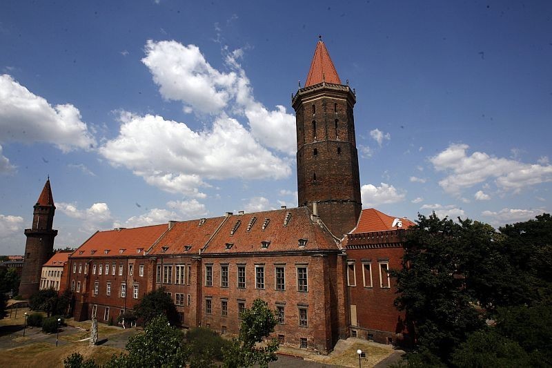 Zamek Piastowski w całej okazałości. W wieży św. Piotra...