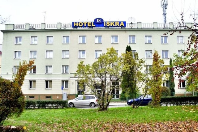 Izolatorium miałaby być utworzone w hotelu Iskra na radomskich Plantach. Opiekę medyczną miałby zapewnić Radomski Szpital Specjalistyczny.