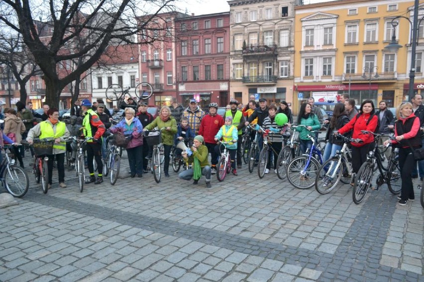 Ostrowska Rowerowa Masa Krytyczna - rowerzyści przemierzyli ulice miasta [ZDJĘCIA]
