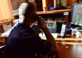 Dyżurny oficer komendy policji w Oświęcimiu przez telefon pomógł uratować niemowlę