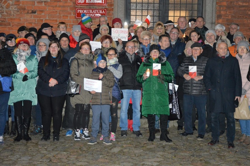 Lęborczanie przyszli pod sąd, żeby wyrazić solidarność z sędziami, w tym z sędzią Juszczyszynem