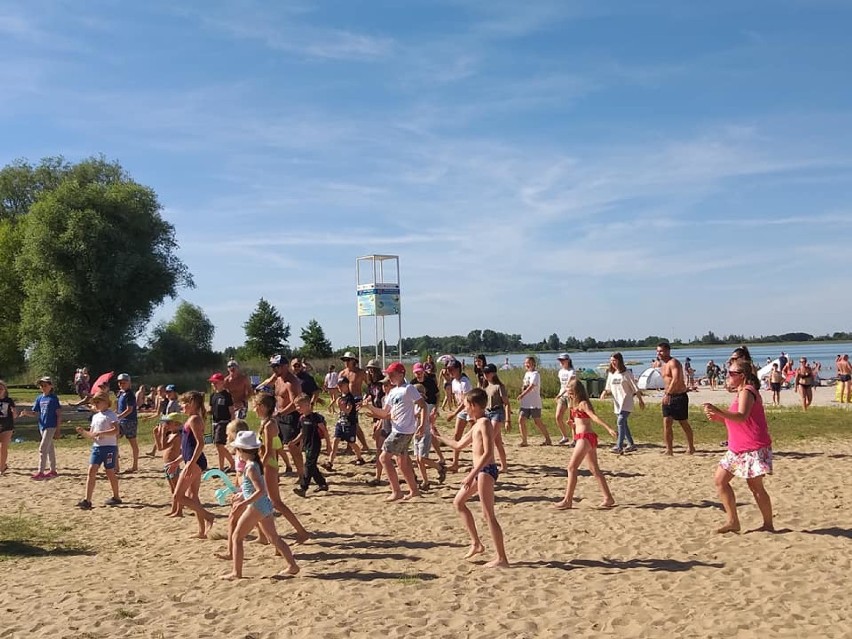 Na plaży w Kamienicy w gminie Wągrowiec odbyła się wakacyjna impreza dla całych rodzin 