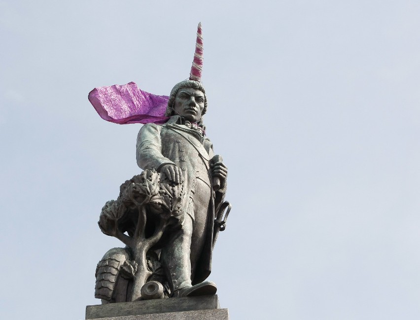 Przebrany pomnik Kościuszki w Łodzi