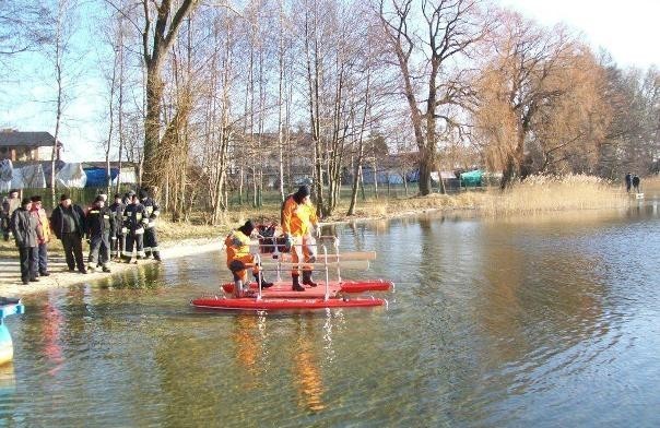 Ćwiczenia strażaków na jeziorze powidzkim