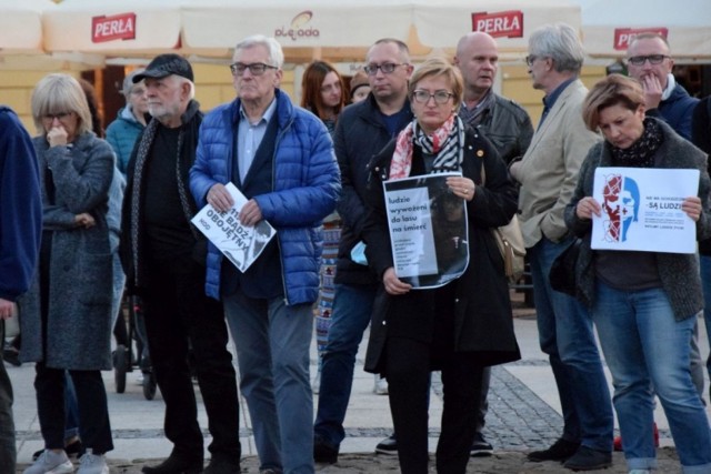 Protest pod hasłem "Stan wyjątkowo nieludzki" odbył się we wtorek, 5 października na rynku w Kielcach. Akcję zorganizował Komitet Obrony Demokracji. Przyszło kilkadziesiąt osób, które protestowały przeciw złemu traktowaniu uchodźców przebywających na granicy Polski i Białorusi. 

"Nie bądźmy obojętni wobec łamania praw człowieka na polsko-białoruskiej granicy. Nie pozwólmy, aby Polska zamieniła się w kopię Białorusi" - apelowano. Na kieleckim Rynku prócz sympatyków Komitetu Obrony Demokracji było też sporo osób związanych z Platformą Obywatelską, Stowarzyszeniem Polska 2050, Lewicą oraz zwykłych mieszkańców miasta.

Na kolejnych slajdach zobaczcie zdjęcia z protestu w Kielcach we wtorek 5 października

