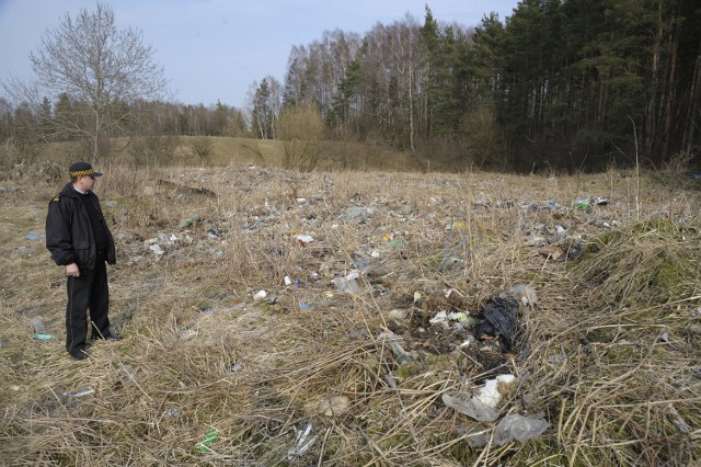 Komendant Krzysztof Kuc na nielegalnym wysypisku odpadów