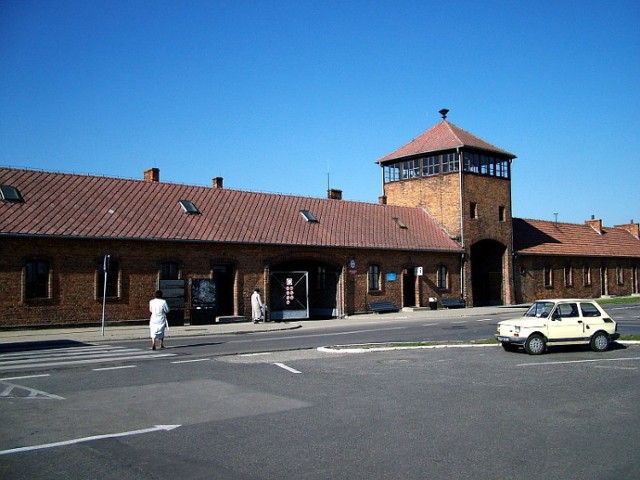 Parkin przed bramą wjazdową do obozu Birkenau. Fot. Marek Bonarski