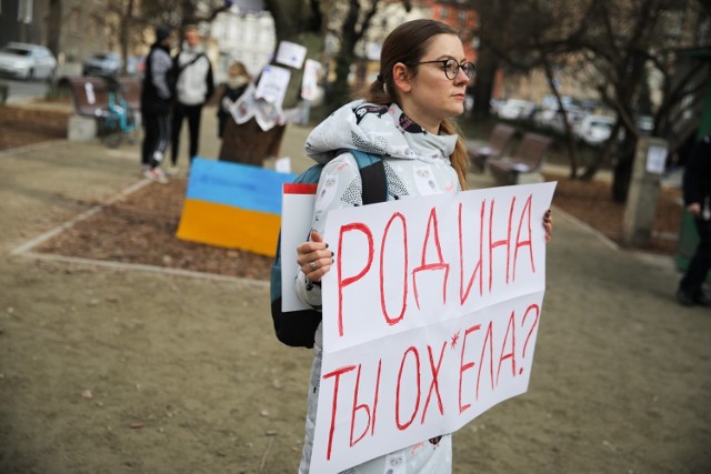 Kolejni protestujący cały czas pojawiają się przed konsulatem Rosji w Krakowie