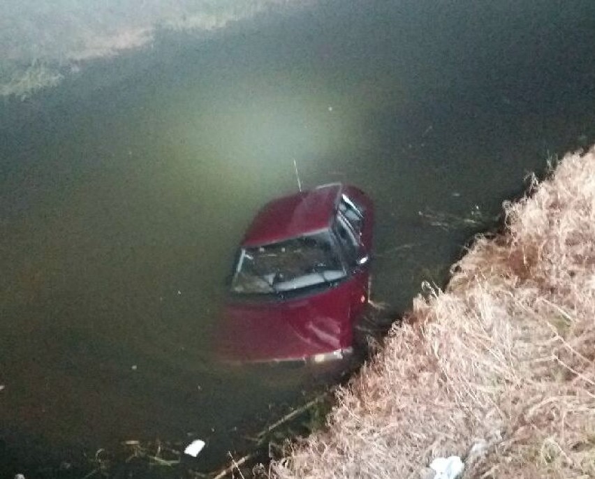 Rozpędziny: Wjechał samochodem do rzeki. Policjanci znaleźli kierowcę następnego dnia