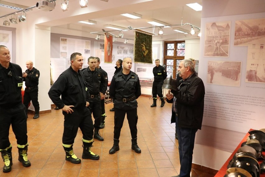 Strażacy na wystawie o strażakach