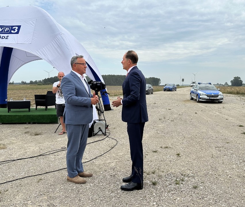 Ambasador USA w Polsce, Mark Brzezinski, odwiedził farmę wiatrową w gminie Wolbórz FILM, ZDJĘCIA