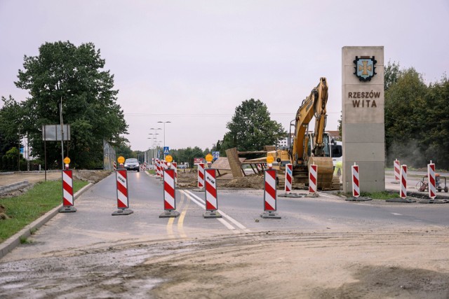 Przebudowa drogi  wojewódzkiej 878 na odcinku od granicy Rzeszowa (ul. Lubelska) do drogi wojewódzkiej 869 ma usprawnić ruch do portu lotniczego w Jasionce.