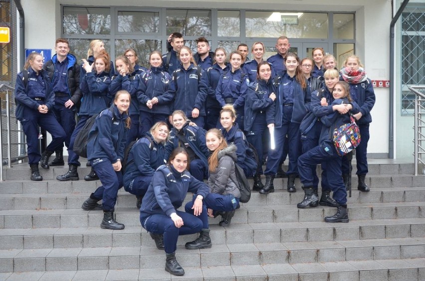 Uczniowie z klasy policyjnej z Redy odwiedzili wejherowską komendę policji [ZDJĘCIA]