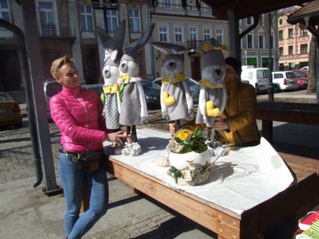 Na starówce odbył się coroczny VII Chełmiński Jarmark Wielkanocny. Rynek był pełen zapachów i kolorów. Była okazja nabyć swojskie miody, wędliny, konfitury oraz prezenty dla najbliższych, np. szmacianki. Mieszkańcy przyszli również zaopatrzyć się w ozdobne stroiki, zające i  kurki na świąteczny stół, a także bazie do wazonów. 
Czas podczas zakupów i degustacji umilała Orkiestra Dęta Chełmińskiego Domu Kultury,  Zespół Wokalny „Nowalijki”, a w rolę wodzireja wcielił się Władysław Flieger.


Flesz - wypadki drogowe. Jak udzielić pierwszej pomocy?

